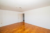 OG_Wohnzimmer_mit_Zugang_zum_Balkon(2) - 