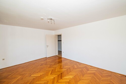 OG_Wohnzimmer_mit_Zugang_zum_Balkon(2) - 
