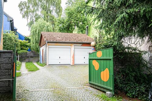 Hofeinfahrt mit Garagen - Ärztehaus, Praxis mit 226,57 m² in Furth im Wald zum Kaufen