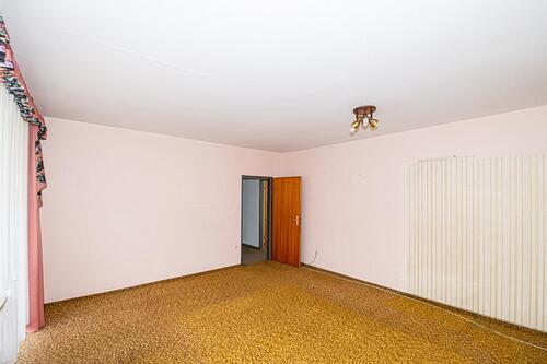 EG_Wohnzimmer_mit_Zugang_Balkon (4) - 