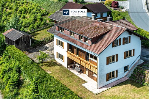 Aussenansicht - Großzügiges Wohnhaus in Hanglage mit Wintergarten, zwei Garagen und vielseitigen Nutzungsmöglichkeiten