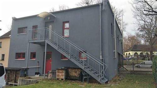 Hinteransicht mit Zugang Wohnung.jpg - 