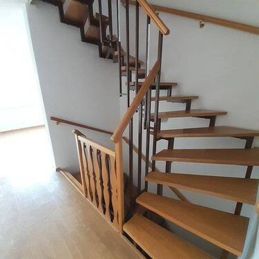 Treppe ins 1.OG.jpg - 