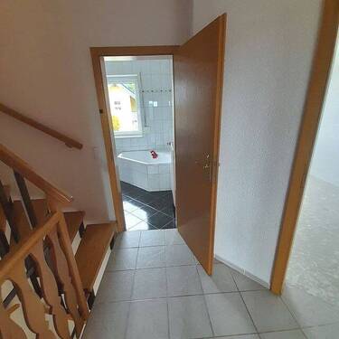 Blick vom Flur ins Bad 1.OG.jpg - 