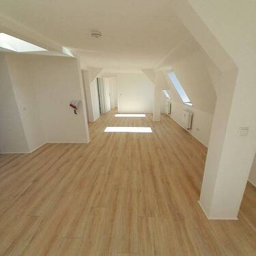 Wohnbereich.jpg - Helle 3-Zi DG Wohnung mit EBK in Stadtlage