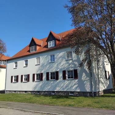 Vorderansicht ganzes Gebäude.jpg - 3-Zimmer ETW im Stadtteil Weißenborn in Toplage