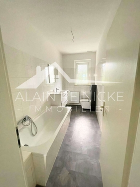 Wannenbad mit Fenster - 