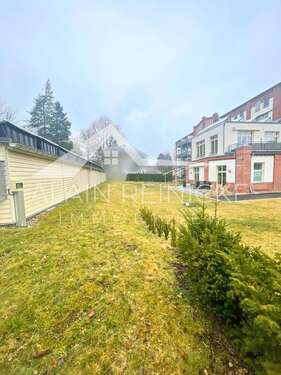 Rückansicht mit Garagen - 