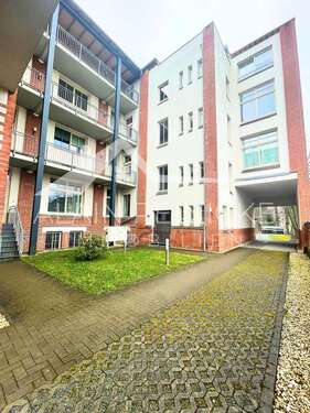 Innenhof mit Eingangstüren - 