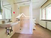Bad mit ebenerdiger Dusche und Fenster - 