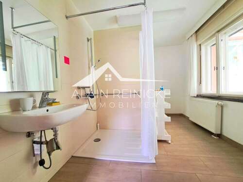 Bad mit ebenerdiger Dusche und Fenster - 