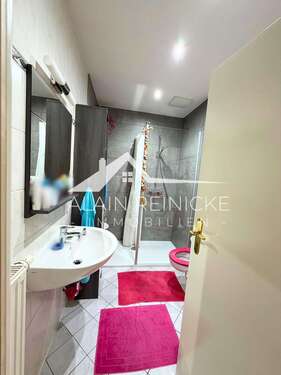 Bad mit großer Dusche - 