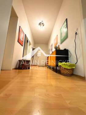 Flur zur Wohnungseingangstür - 