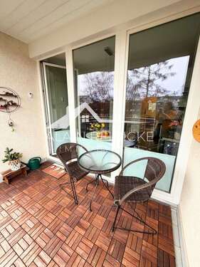 große Glasfront zur Küche - 