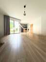 Wohnzimmer mit Blick in Küche - 