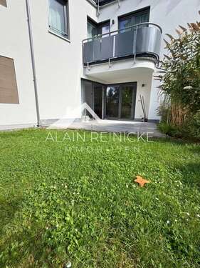 Blick zur Terrasse und Balkon Nr. 1 - 