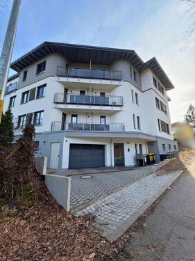 Hausansicht mit TG-Zufahrt (2) - ruhig Wohnen mit Terrasse & Balkonen & TG-Stellplatz