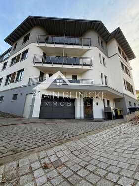 Hausansicht mit TG-Zufahrt - 3 Zimmer Maisonettenwohnung zum Kaufen in Chemnitz