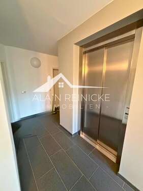 Fahrstuhl auf jeder Etage - 