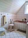 Bad mit Wanne und Fenster - 
