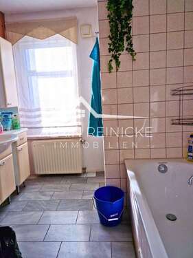Bad mit Wanne und Fenster - 
