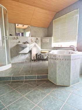 Bad mit Dusche und Wanne - 