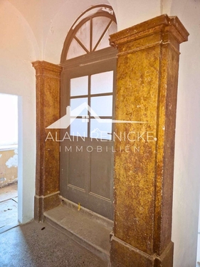 Türen mit Porphyrsäulen - 