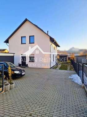 Einfahrt _ Parkplätze - 5 Zimmer Einfamilienhaus zum Kaufen in Limbach-Oberfrohna