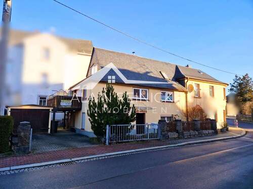 Ansicht Hausseite mit Einfahrt - 5 Zimmer Einfamilienhaus zum Kaufen in Burkhardtsdorf