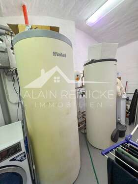 Hauswirtschaftsraum mit Erdwärmepumpe und Speicher - 