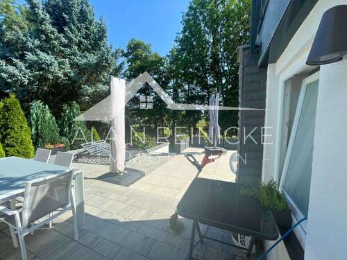 Essbereich auf Pool-Ebene und Liegen - 