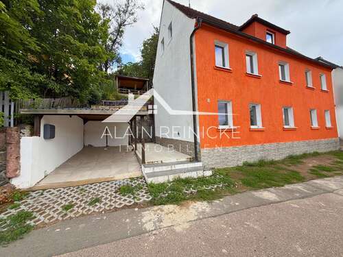 Hausansicht mit Parkmöglichkeit vorm Haus - 7 Zimmer Einfamilienhaus in Hainichen
