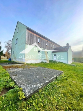 Seitenansicht mit Zisterne - 7 Zimmer Mehrfamilienhaus, Wohnhaus in Großschirma