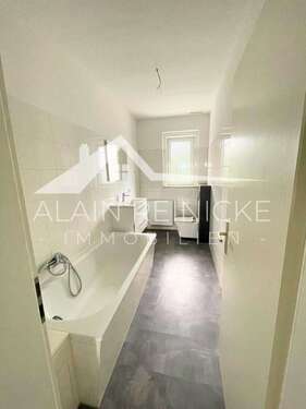 Wannenbad mit Fenster - 