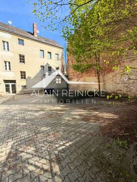 Innenhof mit Stellplätzen - 