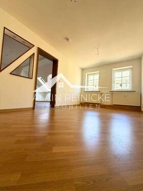 Wohnzimmer mit Blick in Küche - 