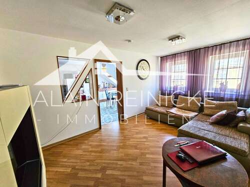 Blick in Küche - 5 Zimmer Dachgeschoßwohnung in Chemnitz