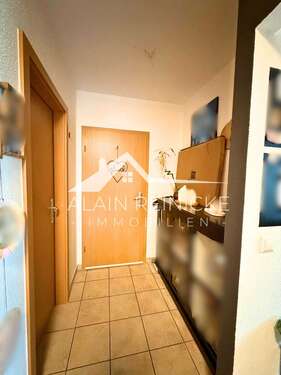 Flur Richtung Hauseingang - 