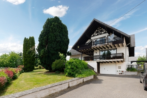 Ansicht vorne - Großzügiges Haus mit großem Garten in Peterswald-Löffelscheid