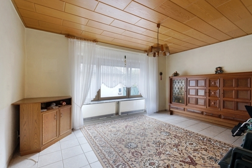 Wohnzimmer EG - 10 Zimmer Einfamilienhaus zum Kaufen in Neef