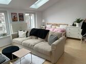 Wohn- und Schlafzimmer - Charmant möblierte Dachgeschosswohnung mit Altbauflair, Blick ins Grüne und attraktiver Rendite in Potsdam-Charlottenhof