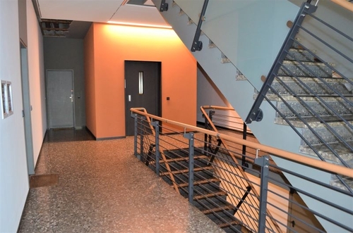 Treppenhaus mit Aufzug - 