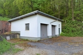 Doppelgarage und Brunnen - 