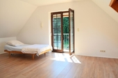 Schlafzimmer mit Balkon (Haus 1) - 