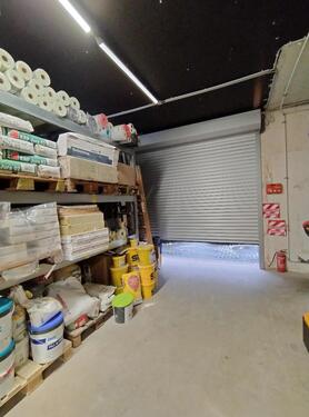 Blick auf das automatische Rolltor - 