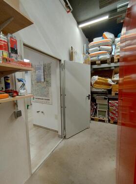 Tür zum Mitarbeiterbereich - 