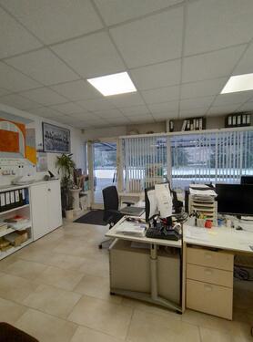 Büro mit Schaufensteranlage - 