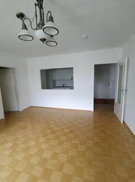 Wohn-/Esszimmer mit Küchendurchreiche - 