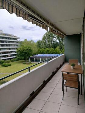 Balkon mit elektr. Markiese Blick auf die Gartenanlage - 