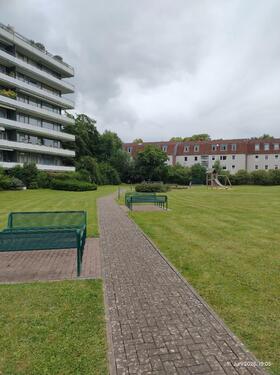 Wohnhaus mit Grünanlage und Spielplatz - 